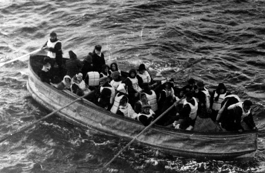 Rettungsboot (Faltboot) der Titanic, fotografiert vom Schiff Carpathia aus