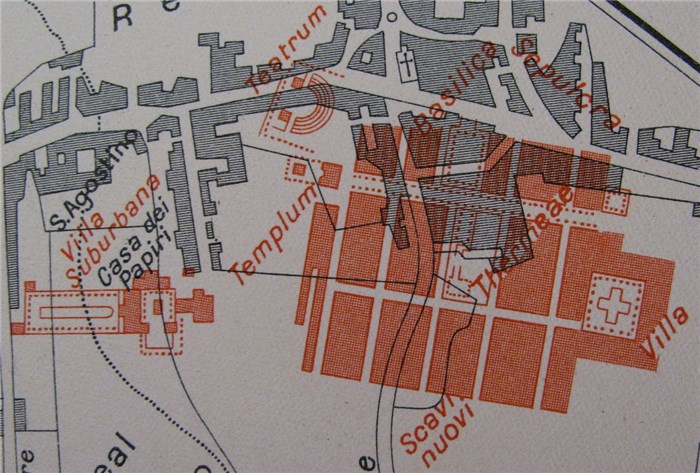 Karte von Herculaneum. Francesco La Vega (?-1815) - printed in Herculanum, Amedeo Maiuri, 1932, ed Alpina, Paris

Antic Herculanum map (in red), according searches of XVIIIe century